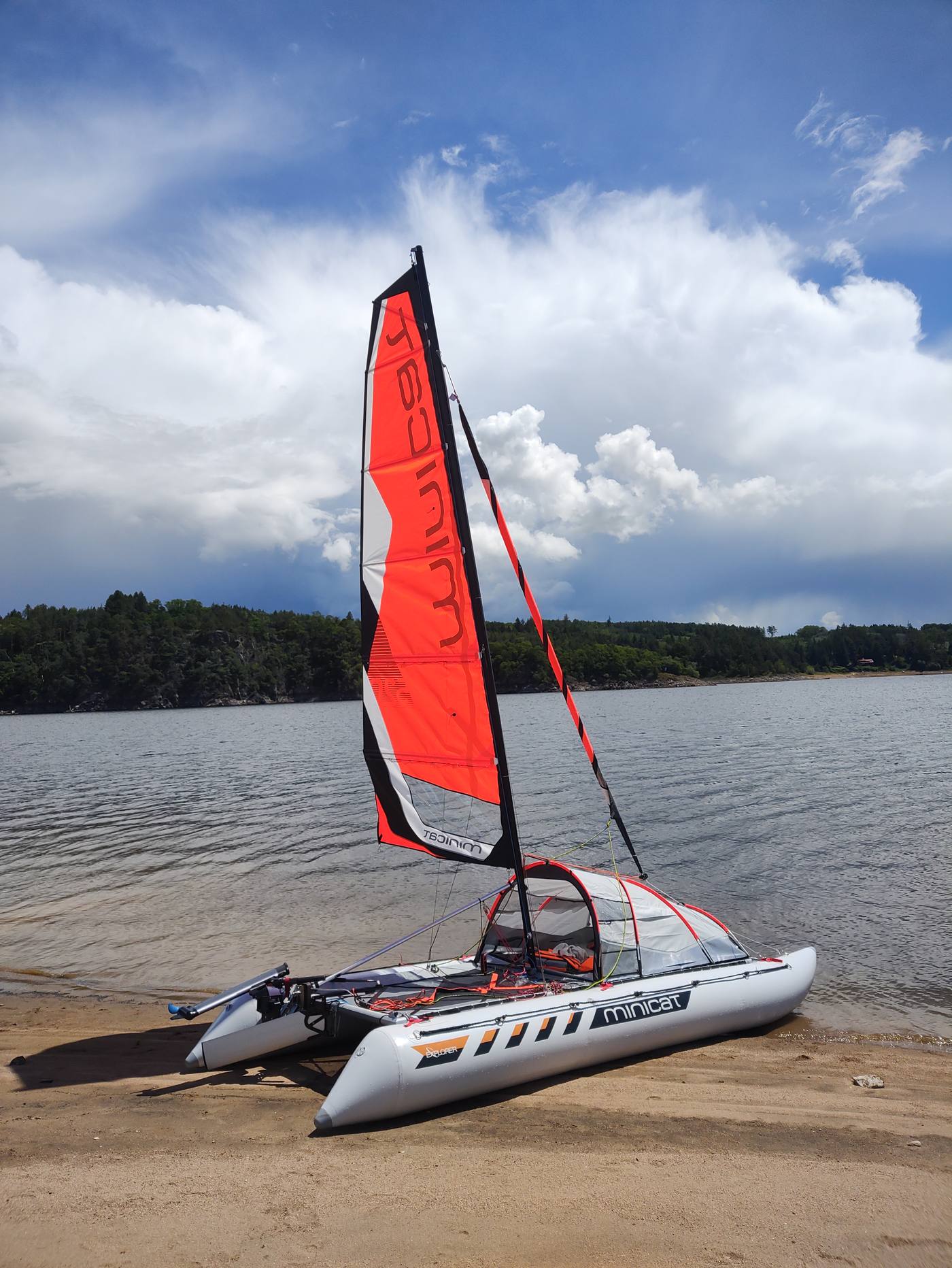 MiniCat 520 Explorer Skočka na břehu Orlické přehrady, plachta vztyčená