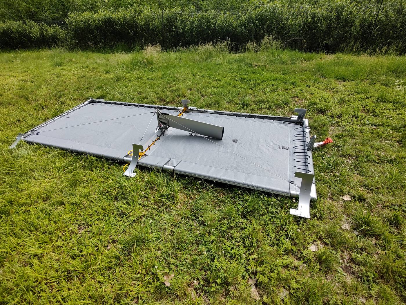 Natažená trampolína mezi trupy